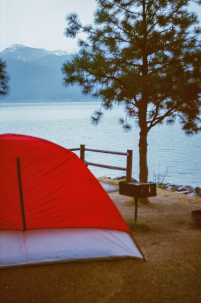 白天靠近水体的红色帐篷